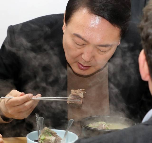 윤석열 대통령이 당선인 신분이던 지난해 3월 14일 서울 남대문 시장을 찾아 상인회 회장단과 간담회를 마친 뒤 식당에서 식사를 하고 있다. [국회사진기자단]