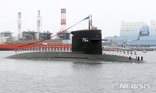 [가오슝=AP/뉴시스] 차이잉원 대만 총통이 참석한 가운데 9일(현지시간) 가오슝에서 해군 잠수함 전용 조선소 기공식이 열렸다. 해군 승조원들이 잠수함 위에 도열해 경례하고 있다.  2019.05.09