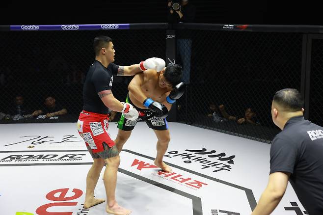 명현만을 압도했던 황인수(왼쪽). 로드FC