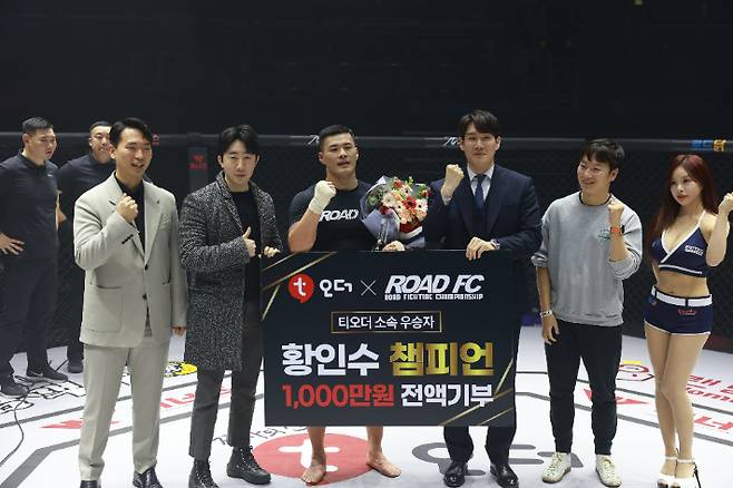 명현만에게 승리한 직후 황인수의 핸드랩 모습. 로드FC