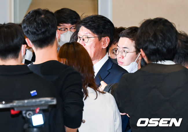 [OSEN=인천국제공항, 박준형 기자]이강철 감독이 인터뷰를 하고 있다. 2023.03.14 / soul1014@osen.co.kr