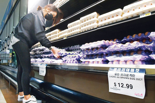 계란 가격이 단기간에 급등한 현상이 장기화될 우려가 나오고 있어 한인 가계와 비즈니스들의 부담이 커지고 있다. LA 한인타운 마켓의 계란 매대의 모습.