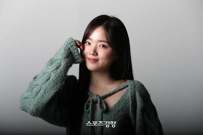 tvN 드라마 ‘일타 스캔들‘에 출연한 배우 강나언이 지난 8일 스포츠경향과 인터뷰에 앞서 포즈를 취하고 있다. 사진 정지윤 선임기자