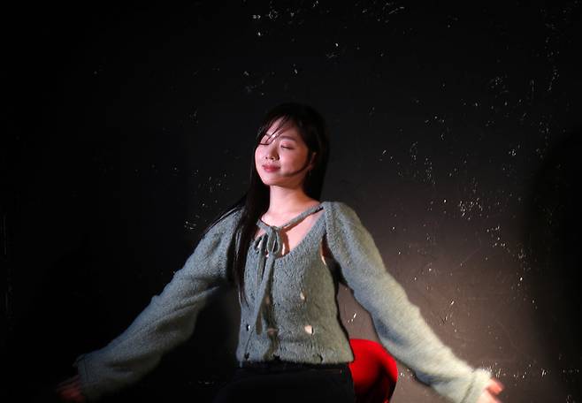 tvN 드라마 ‘일타 스캔들‘에 출연한 배우 강나언이 지난 8일 스포츠경향과 인터뷰에 앞서 포즈를 취하고 있다. 사진 정지윤 선임기자