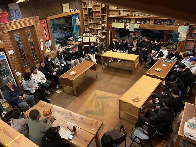 1년의 배움계획서 작성을 위해 이야기하는 시간. 목도나루학교 제공