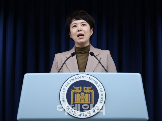 김은혜 홍보수석이 15일 서울 용산 대통령실 청사에서 고용노동부가 최근 발표한 근로시간 제도 개편안과 관련한 브리핑을 하고 있다.(사진=뉴시스)
