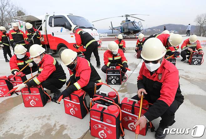 산불전문예방진화대원들의 장비 점검. ⓒ News1