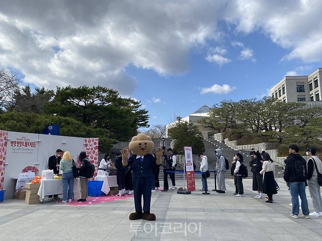 천안시가 '빵의 도시 천안' 브랜드를 알리기 위해 15일 단국대 천안캠퍼스 율곡기념관 도서관 광장에서 팝업스토어 행사를 진행했다.