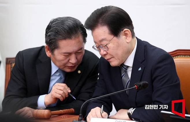 이재명 더불어민주당 대표와 정청래 최고위원이 22일 서울 여의도 국회에서 열린 최고위원회의에서 대화하고 있다. 사진=김현민 기자 kimhyun81@