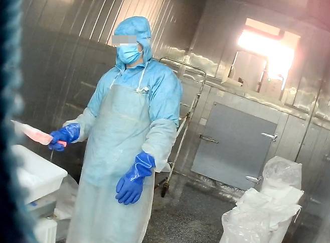 붕사가 주성분인 흰색 가루 형태의 세척제를 분배하고 있는 직원. /신경보