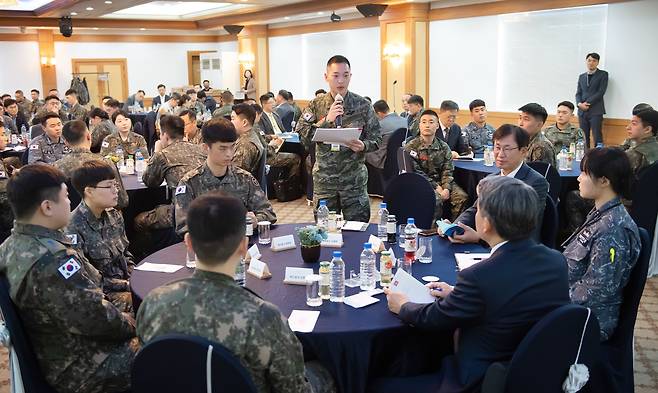 근무 5년 안팎인 초급 간부들이 14일 서울 육군회관에서 열린 복무 여건 개선 관련 간담회에 참석해 이종섭 국방부 장관에게 의견을 내고 있다. /국방부 조선일보