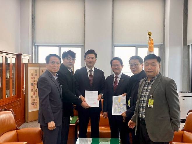 수석대교를 반대하는 시민대표들이 14일, 국회 기획재정위원회 윤영석 위원장(왼쪽부터 세번째)과 류성걸 여당 간사(왼쪽부터 네 번째)에게 수석대교 관련 예산낭비 신고 건의서를 제출했다.ⓒ하남시