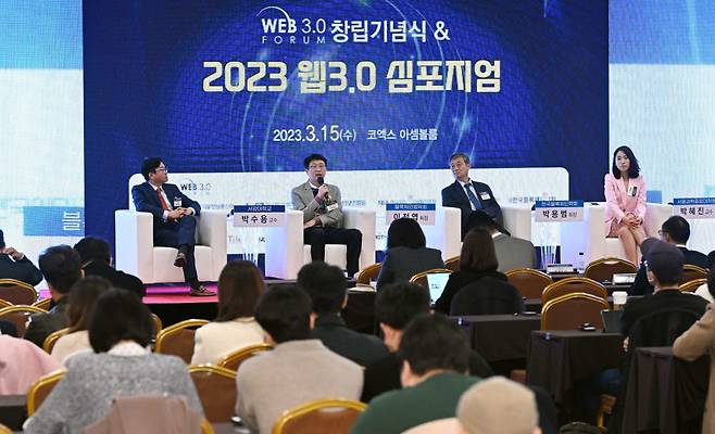 웹3.0 기반의 신성장 동력 발굴 및 국가발전 비전을 제시하는 웹3.0포럼 창립기념식 & 2023 웹3.0 심포지엄이 15일 서울 강남구 코엑스에서 열렸다. 웹3.0 생태계 확산 및 글로벌 리더십 확보를 위한 시스템/거버넌스 대응 방향을 주제로 패널 토론이 열리고 있다. 왼쪽부터 박수용 서강대 교수, 이정엽 블록체인법학회장, 박용범 한국블록체인학회장, 박혜진 서울과학종합대학원 교수. 이동근기자 foto@etnews.com