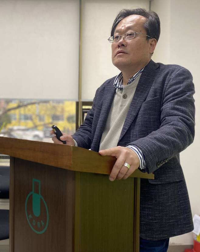 조헌제 한국신약개발연구조합 연구개발진흥본부장이 15일 영등포구 한국신약개발연구조합 사무실에서 기자간담회를 열고 바이오헬스투자협의체 운영계획과 기대효과를 설명하고 있다.