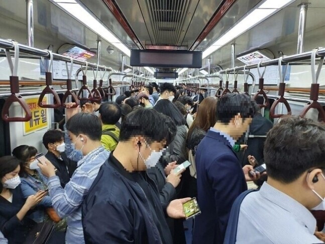 지난 2020년 5월13일 서울역에서 시청역으로 향하는 1호선 열차에 시민들이 가득 차 있다. 한겨레 자료사진