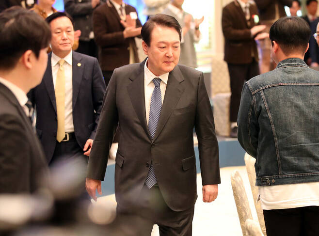 윤석열 대통령이 15일 청와대 영빈관에서 열린 제14차 비상경제민생회의에 입장하고 있다. 대통령실사진기자단
