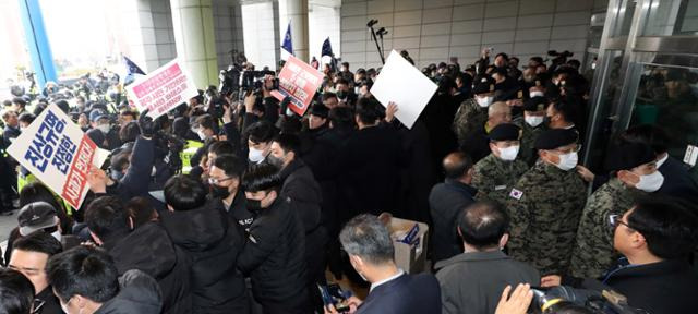 지난달 19일 검은 베레모를 쓴 특전사동지회 회원들(오른쪽)이 광주 서구 5·18기념문화센터에서 지역 시민단체의 항의시위를 뒤로 하고 '용서와 화해를 위한 대국민 공동선언' 행사에 참석하고 있다. 광주=연합뉴스