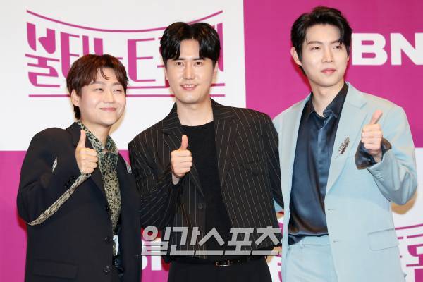 가수 민수현, 신성, 손태진이 14일 오후 서울 마포구 누리꿈스퀘어에서 진행된 MBN 초대형 트롯 오디션 ‘불타는 트롯맨’ 기자간담회에 참석해 포토타임을 갖고 있다. 서병수 기자 qudtn@edaily.co.kr /2023.03.14.
