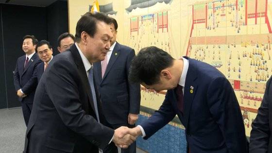 윤석열 대통령이 13일 국민의힘 지도부와 만찬에서 김기현 대표와 악수하고 있다. [뉴스1]