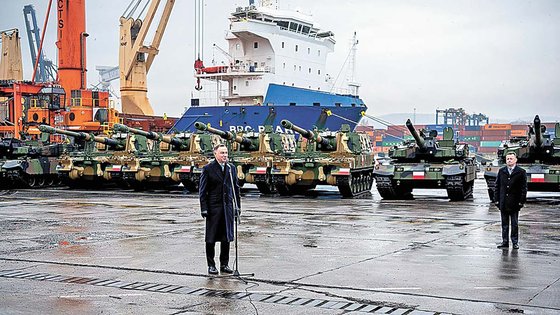 2022년 12월 6일 그디니아 항에 도착한 후 폴란드 안제이 두다 대통령의 환영을 받는 K2 전차와 K9 자주포. 그런데 K2는 지난해 초만 해도 관련 업체들이 정부에 특단의 대책을 요구할 만큼 양산에 어려움이 많았다. 폴란드 국방부