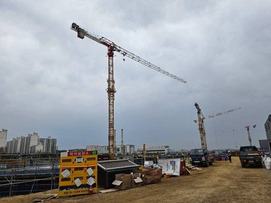 지난 8일 경기도 파주 한 공사현장의 타워크레인들. 김정민 기자