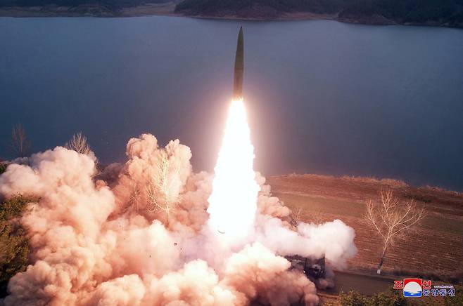 북한은 전날 황해남도 장연군 일대에서 지상대지상(지대지) 전술탄도미사일 2발을 사격했다고 15일 밝혔다. 조선중앙통신