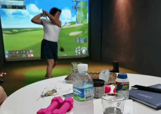 A video along with the description, “the indoor ‘screen golf’ facility in the Yeonhui-dong residence,” was posted on Instagram by A, the grandson of former president Chun Doo-hwan, on March 14. In the video, a woman believed to be Chun’s widow, Lee Soon-ja, is playing indoor golf. A’s Instagram account