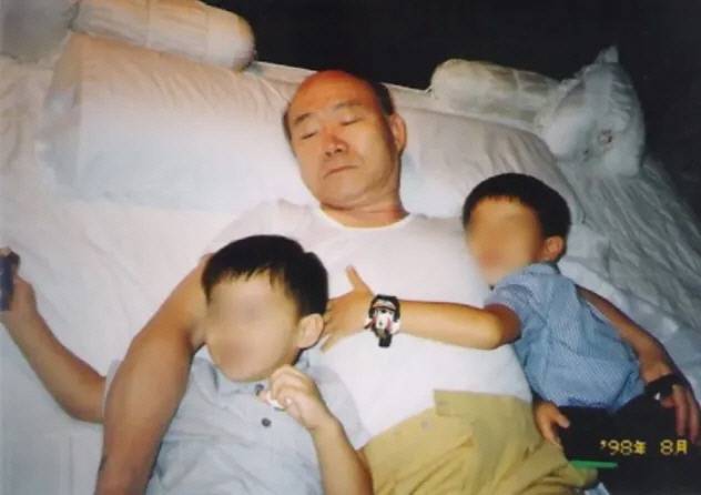 전직 대통령 전두환씨 손자 전우원씨가 자신의 어린 시절이라며 올린 사진 중 일부. 전두환씨(가운데)가 손자로 추정되는 아이들과 함께 침대에 누워있다. 전우원씨 인스타그램