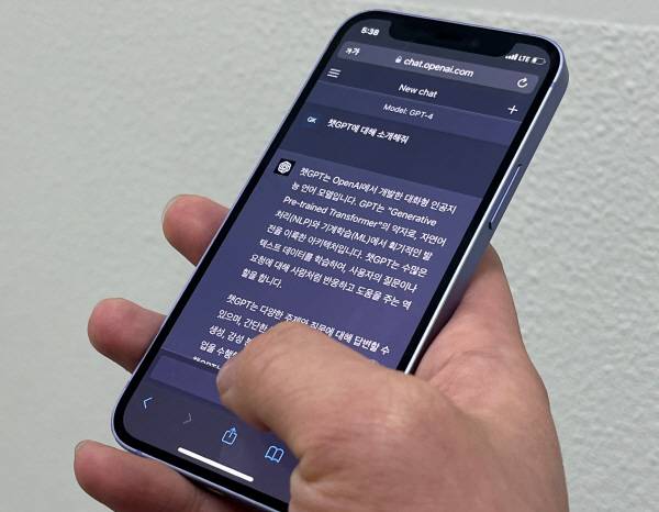 GPT-4가 적용된 챗GPT에 자신을 소개해달라고 물었다. 박주현 기자