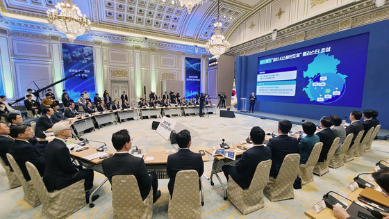 President Yoon Suk Yeol, high-ranking government officials and representatives from Samsung Electronics, SK and Hyundai Motor attend a briefing on the establishment of multiple industrial complexes. [YONHAP]