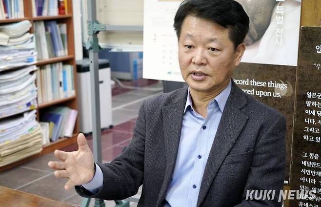 지난 10일 쿠키뉴스와 서울 혜화동 아시아평화와역사연구소 사무실에서 인터뷰 중인 이신철 소장.&nbsp; &nbsp;사진=박효상 기자