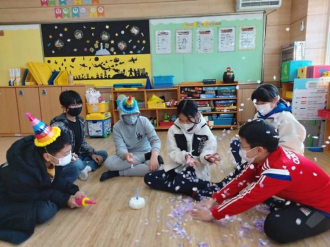 '작은 학교 자유학구제'를 운영하고 있는 김천 아천초등학교 학생들이 '어울림 프로그램' 수업을 실시하고 있다.(경북교육청 제공) 2023.03.15.