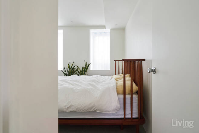 베란다로 향해 있는 벽면을 타공해 빛이 들도록 시공한 침실은 오로지 휴식만을 위한 공간이다.