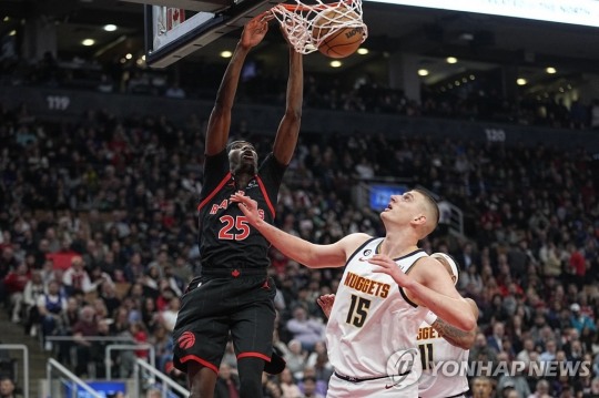 니콜라 요키치(15번) 앞에서 덩크하는 토론토의 크리스 바우처(25번)[John E. Sokolowski-USA TODAY Sports/로이터=연합뉴스]