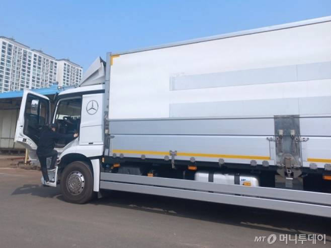 지난 10일 오후 1시20분쯤 서울 양천구 서부 터미널에서 택배 화물차 기사 박정혁씨(가명·73)가 화물차에 탑승하고 있다./사진=김지은 기자