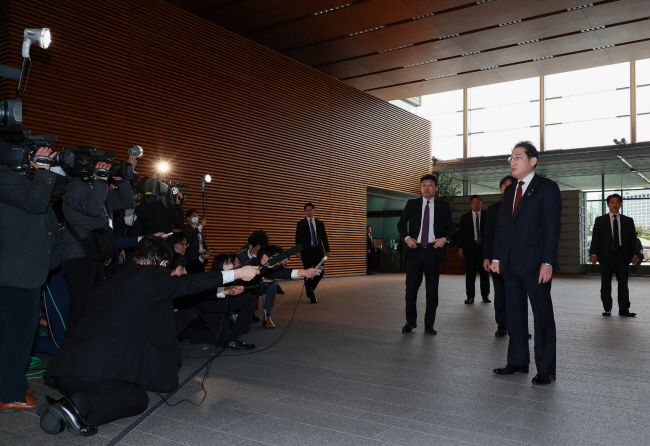 취임 이후 처음으로 일본을 방문하는 윤석열 대통령과 오는 16일 정상회담을 갖는 기시다 후미오(앞줄 오른쪽) 일본 총리가 14일 도쿄 총리관저에서 북한의 단거리탄도미사일 발사를 규탄하는 발언을 하고 있다. 지지통신 AFP 연합뉴스