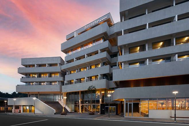 강원도 양양에 위치한 ‘브리드 호텔 양양’. 외관은 노출콘크리트에 골강판을 대서 물결무늬를 만들었다. [한정우]