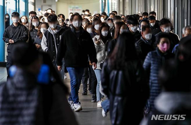 [서울=뉴시스] 정병혁 기자 = 15일 서울 영등포구 신도림역에서 마스크를 쓴 시민들이 전철에서 내리고 있다. 정부는 이날 중앙재난안전대책본부(중대본) 회의에서 대중교통 내 실내마스크 착용의무 해제 여부와 시기를 결정한다. 2023.03.15. jhope@newsis.com