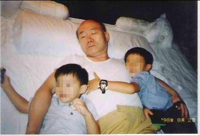 전두환씨 손자 A씨가 공개한 전씨와 본인 형제의 과거 사진. A씨 인스타그램 캡처