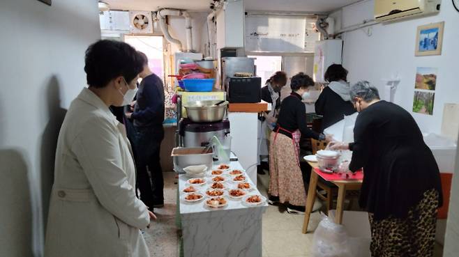 '사랑의 긍휼 사역'팀이 반찬 봉사를 하고 있는 모습