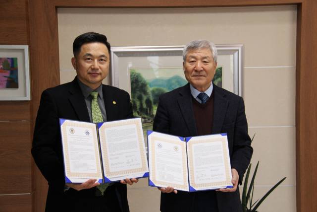 ▲이학진 마산대학교 총장(오른쪽)과 미국 메리우드 부총장 데이비드 강.      ⓒ마산대