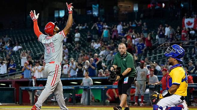 9회 석 점 홈런으로 쐐기를 박은 캐나다 로페스