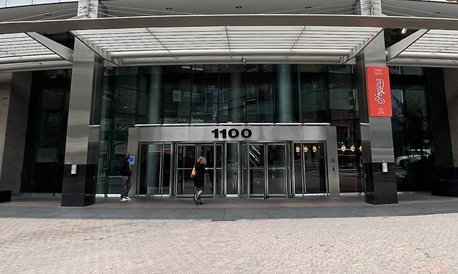 미국 실리콘밸리은행(SVB) 거래 정지가 풀린 13일(현지시간) 워싱턴 인근 버지니아주 알링턴에 위치한 SVB 워싱턴지점 건물 앞으로 시민들이 지나가고 있다. 워싱턴=박영준 특파원