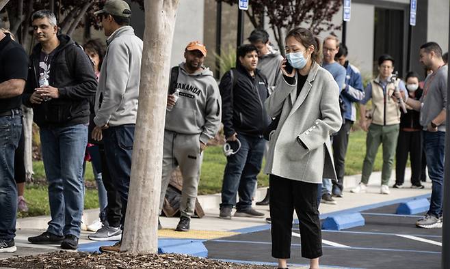 예금 인출 대기줄 미국 캘리포니아주 샌타클래라에 있는 실리콘밸리은행(SVB) 본점에 몰린 고객들이 13일(현지시간) 예금 인출을 하려 줄지어 대기하고 있다. 뱅크런 사태에 10일 SVB를 전격 폐쇄했던 미 금융당국은 이틀 뒤 예금 전액을 보증하기로 결정, 이날부터 은행 거래를 재개시켰다. 샌타클래라=UPI연합뉴스