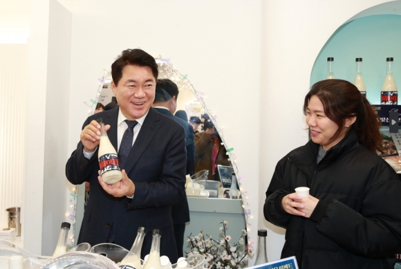박준희(왼쪽) 서울 관악구청장이 ‘마크홀리 별빛신사리 7.0 막걸리’를 소개하고 있다. 관악구 제공