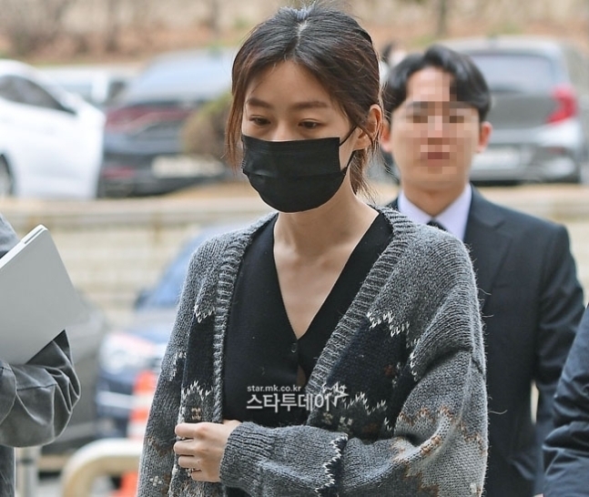 While the cafe said that Kim Sae-ron had no work history, Kim Sae-ron was silent about the controversy over the Alba photo in question, emphasizing that  ⁇ Life and are right and that Alba is currently working.Lawyer, a lawyer for Kim Sae-ron on the 15th, said, The penalty for the accident caused by the Drunk driving accident in the Maeil Business Newspaper is considerable, and the situation is a lot of debt. In the meantime, .It is true that it is in an economically difficult situation, and it is true that it is in Alba.Criticism has grown over the fact that Kim Sae-ron, who has been appealing for Life and since the incident, has appointed Lawyer, a top 10 law firm in Korea.Two law firms have appointed four lawyers, two each, one of the top 10 law firms by revenue last year.Among them, A Lawyer worked as a lawyer through the Inspector General of the Suncheon District Office of the Gwangju District Prosecutors Office, the Jecheon District Office of the Cheongju District Prosecutors Office, and the Detective Director of the Supreme Prosecutors Office.To make matters worse, Kim Sae-ron was hit by a false Alba-certified photo for life and proof.The cafe side  ⁇  Kim Sae-ron has never worked  ⁇   ⁇   ⁇   ⁇   ⁇  Life and show  ⁇   ⁇   ⁇  Falsify controversy  ⁇   ⁇   ⁇   ⁇ 니다.When criticism of Life and Appeal came out, it was presumed that he had uploaded Falsify photos to raise sympathy.I do not have anything to say about the controversy about the cafe Alba lie. It is clear that Alba is doing it as the current head of household, he stressed again.When asked if he was currently living with his family, he also said he did not want any new information to be known at this time.Kim Sae-ron became a stardom after gaining the qualification of  ⁇   ⁇   ⁇   ⁇   ⁇   ⁇   ⁇   ⁇   ⁇   ⁇   ⁇   ⁇   ⁇   ⁇   ⁇   ⁇   ⁇   ⁇   ⁇   ⁇   ⁇   ⁇   ⁇   ⁇   ⁇ .In the past, an entertainment program revealed that he resides in a residential apartment complex in Seongdong-gu, Seoul, which is estimated to be 48 pyeong. He also showed him driving a foreign car such as Volvo XC40 and Bentley Convertible.At that time, the 43-pyeong apartment was sold for KRW 2.3 billion.However, he chose to go to hell on his own. On May 18, last year, at 8 am, he drove a drunk driving in Cheongdam-dong, Gangnam-gu, Seoul, causing an accident that hit guard rails, roadside trees and transformers several times.Kim Sae-ron, who was caught by the police, demanded blood collection instead of a breath test, and as a result, his blood alcohol level was measured at 0.2%, well above the license revocation level (0.08%).On the 8th, the prosecution asked Kim Sae-ron to pay a fine of 20 million won and a passenger a fine of 5 million won, respectively, at the trial of Drunk Driving, which was held at the Seoul Central District Court Detective4 alone (chief judge Lee Hwan-ki).The Judgement trial against Kim Sae-ron is scheduled for the 5th of next month.