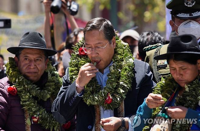 코카잎 덩어리를 씹는 행위인 '아쿠이코' 의례를 하는 루이스 아르세 볼리비아 대통령(가운데) [로이터 연합뉴스 자료사진. 재판매 및 DB 금지]