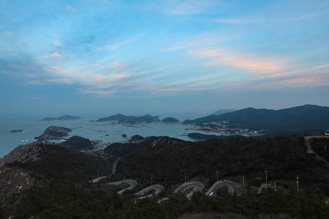 해 질 무렵 상라산 봉수대에서 바라본 예리항과 열두 굽잇길 [사진/진성철 기자]
