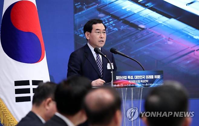 국가첨단산업 육성전략 보고하는 이창양 산업통상자원부 장관 (서울=연합뉴스) 임헌정 기자 = 이창양 산업통상자원부 장관이 15일 청와대 영빈관에서 열린 제14차 비상경제민생회의에서 국가첨단산업 육성전략을 보고하고 있다. 2023.3.15 [대통령실통신사진기자단] kane@yna.co.kr