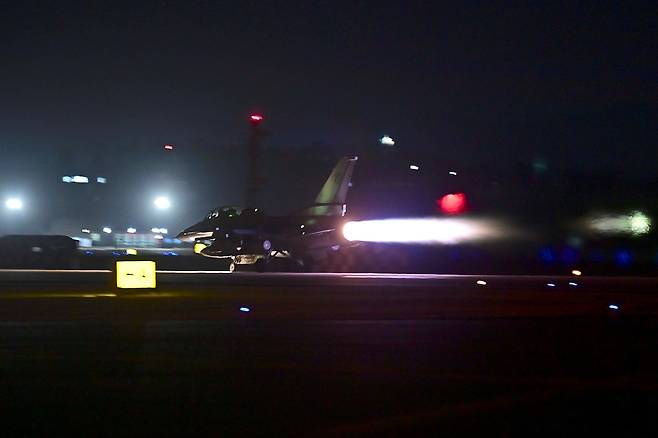 야간 활주로 달리는 KF-16 (서울=연합뉴스) 공군 제20전투비행단 소속 KF-16 전투기가 지난 14일 야간 출격을 위해 활주로를 내달리고 있다. 공군은 '자유의 방패' 연습과 연계해 주요 전투비행부대에서 전시 작전지속능력 강화를 위한 '주·야간 지속 출격훈련'을 실시했다. [공군 제공. 재판매 및 DB 금지]